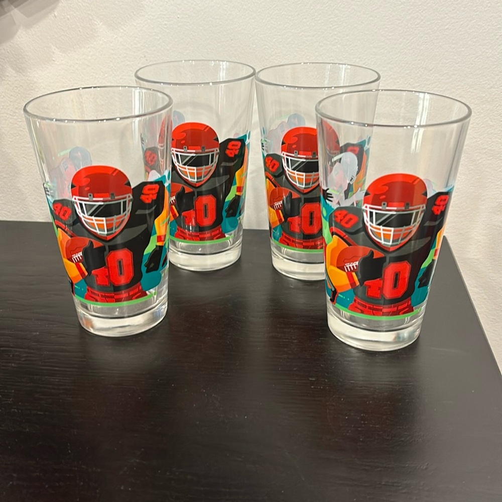 New Set of Four Dave & Busters Football Drinking Glasses